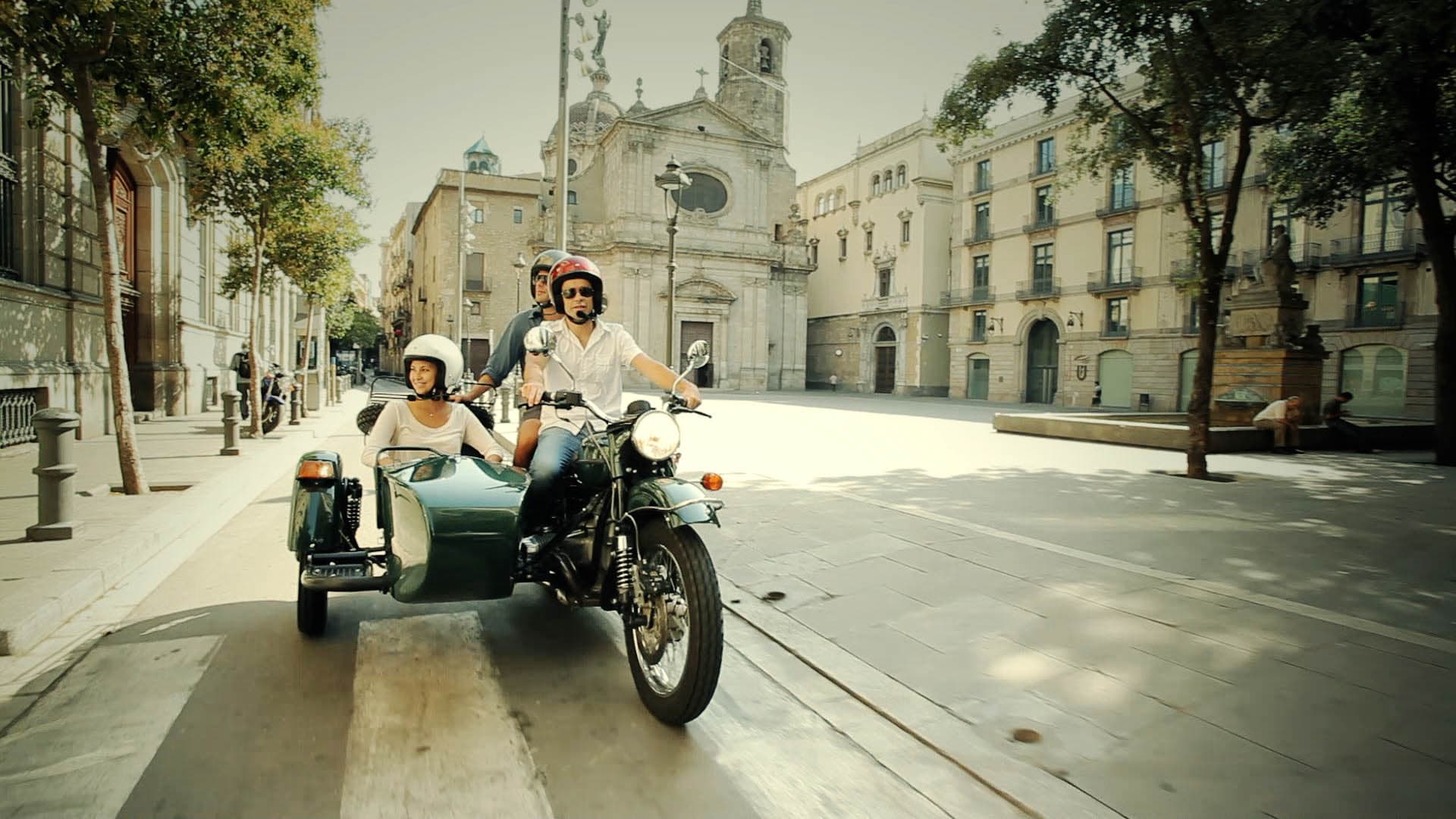 The most romantic tour of Barcelona on a sidecar motorcycle cruising the Old Town. 