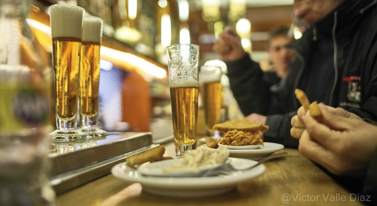 Beer glasses and tapas on the counter at Vaso de Oro.