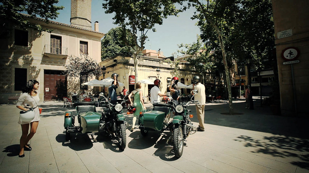 Sidecar tour hop-off at Barcelona local quarter Sarria.